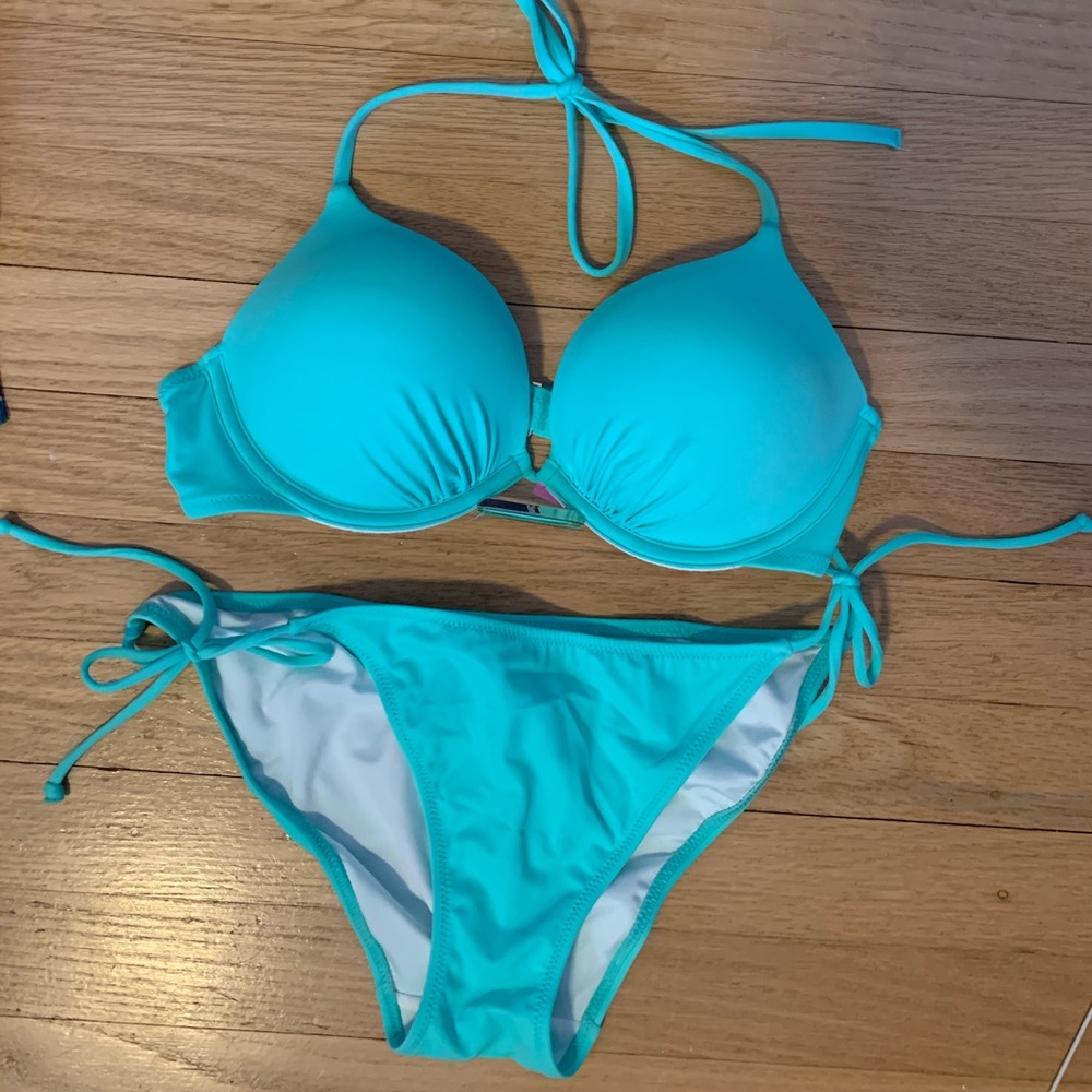 Victoria’s Secret bombshell swimsuit set
